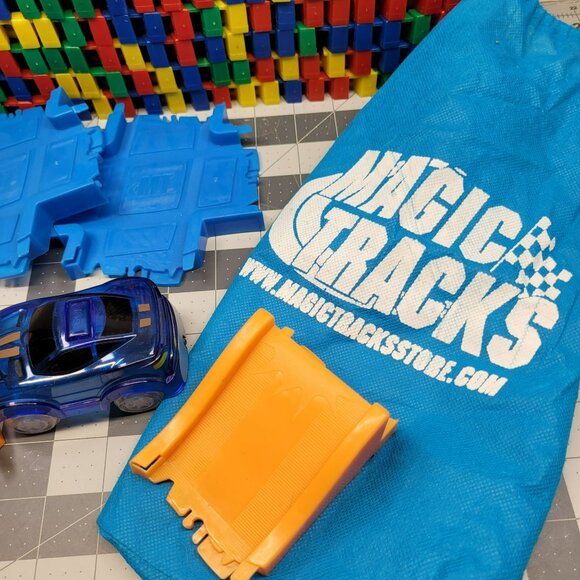 Magic Tracks 16 ft Building Set‎ With Blue Car Tracks Accessories Bag Green Red - Picture 10 of 15